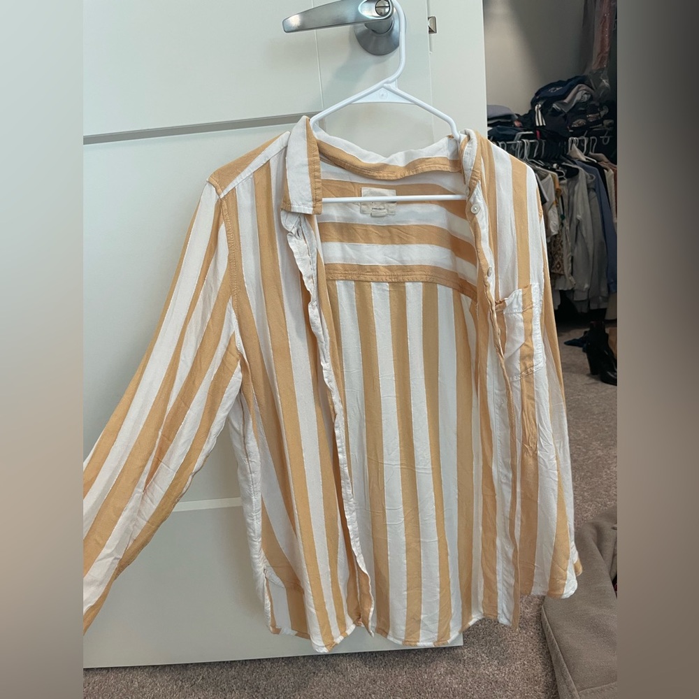 American eagle striped flannel. Size small. Fits oversized.